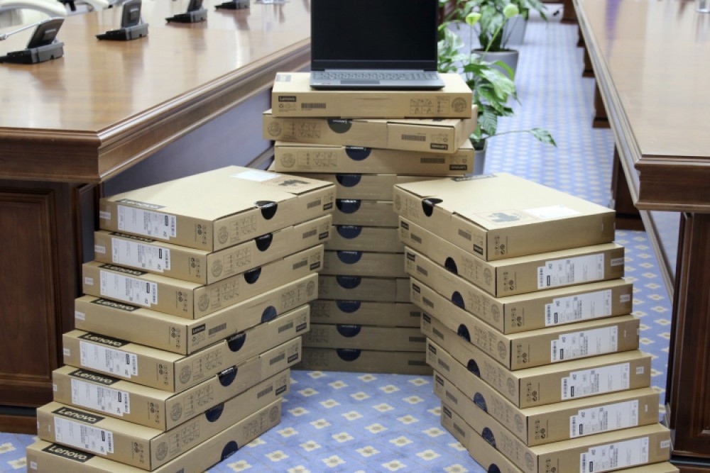 10 mii de laptopuri vor fi repartizate elevilor pentru lecții online